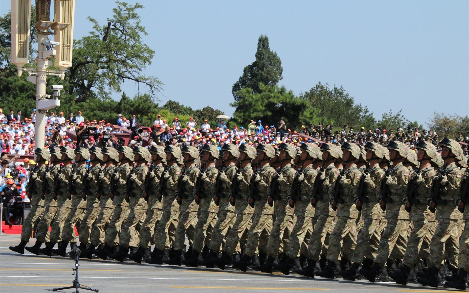 双城记，英超争冠白热化与独行侠统治骑士的赛场交响